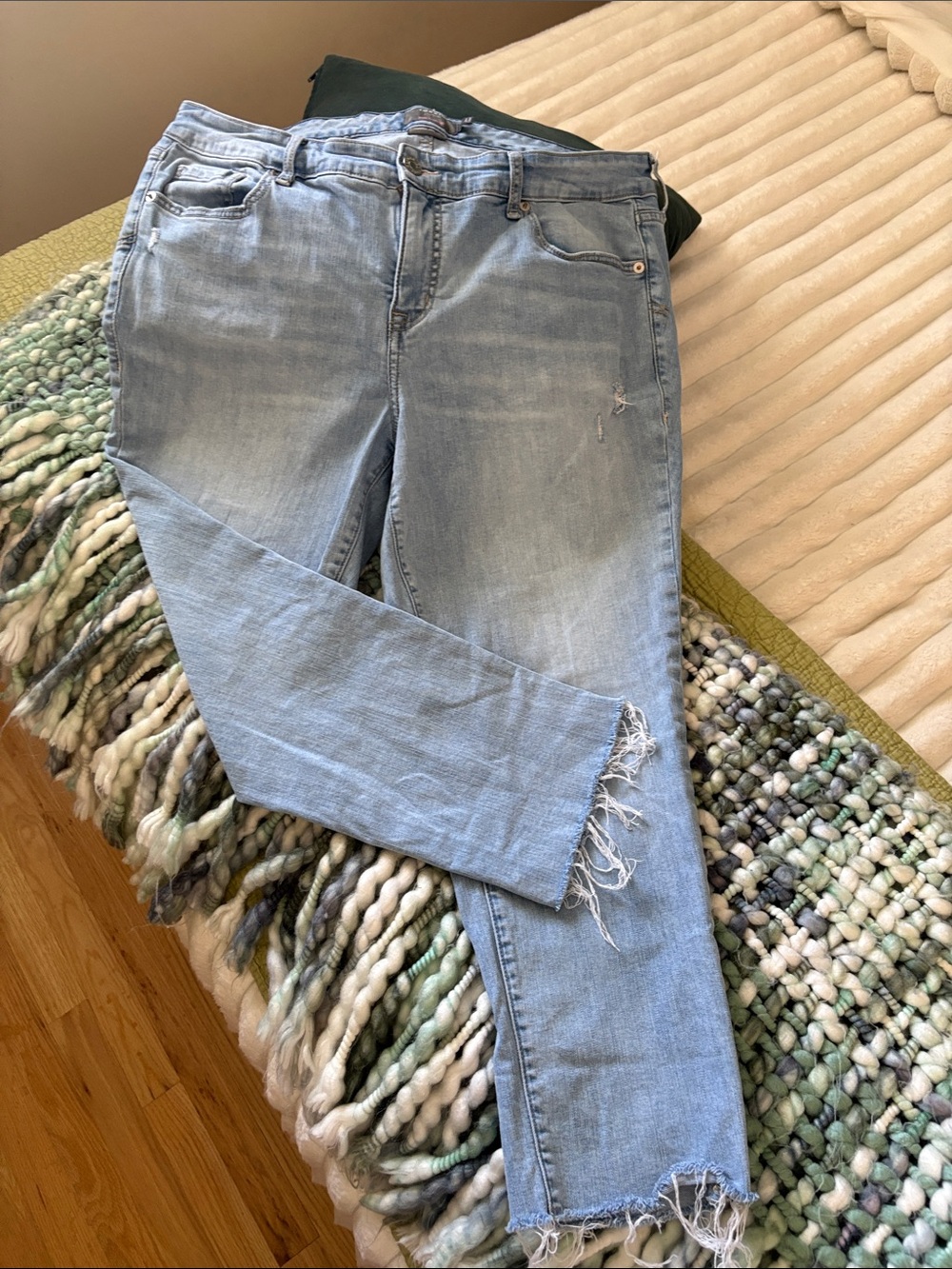 Light Wash Women's Distressed Jeans - Casual Everyday Style
